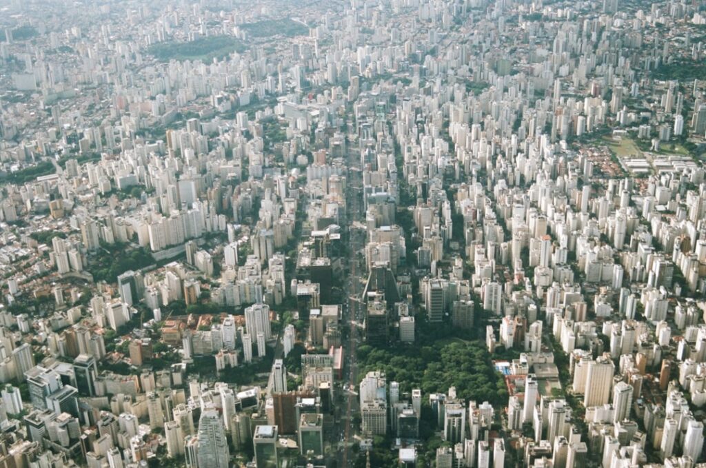 Vista aérea de edifícios residenciais de alto padrão representando mercado imobiliário