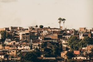 Casas em comunidade brasileira representando bairros periféricos onde usucapião extrajudicial é comum - Photo by Kauê Lopes on Unsplash