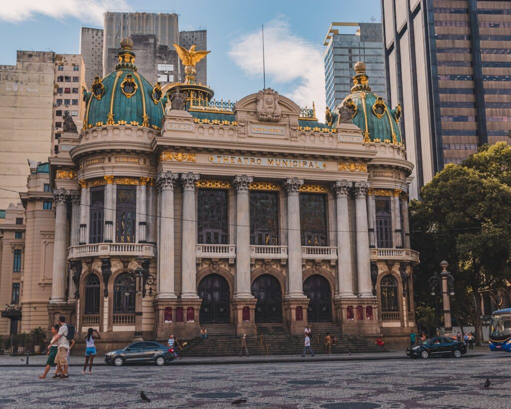 Edifício do Theatro Municipal do Rio de Janeiro representando comparação entre vias judicial e extrajudicial