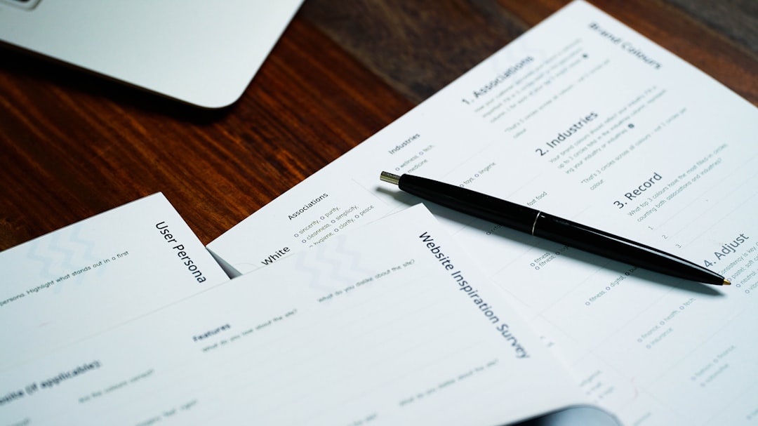 Documentos jurídicos e caneta sobre mesa representando due diligence imobiliária