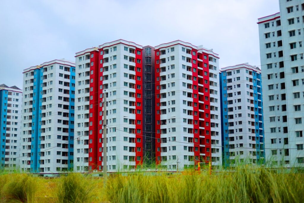 Edifícios residenciais representando os diversos tipos de imóveis disponíveis em leilões da Caixa