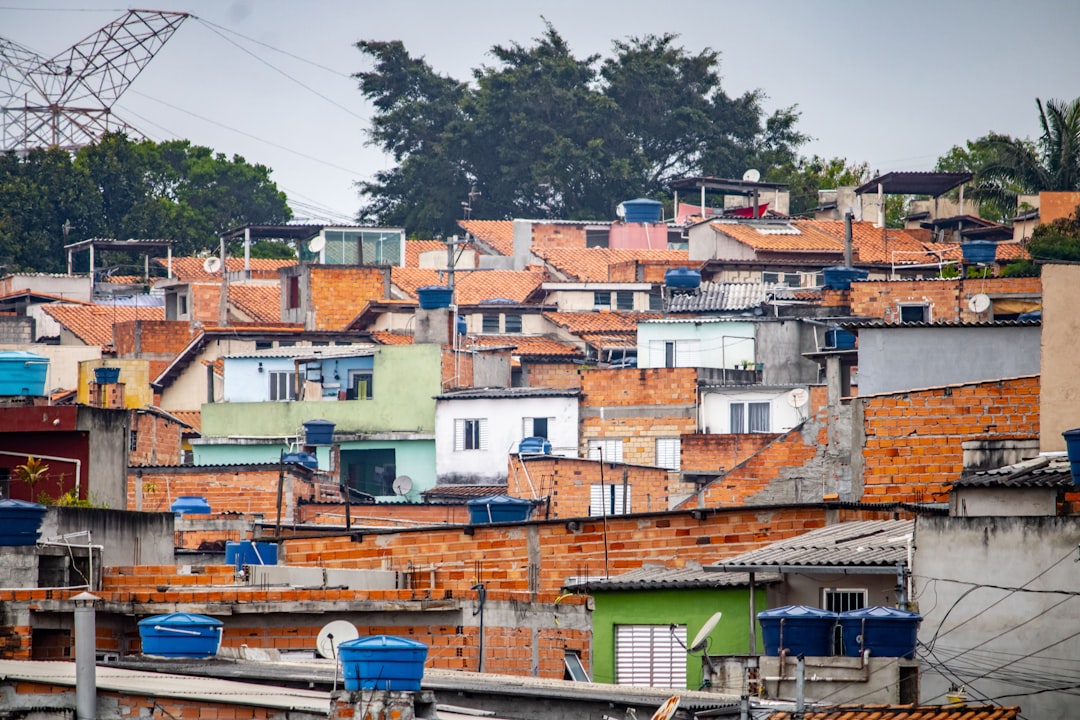 Casas irregulares em São Paulo precisando de regularização fundiária urbana - Photo by Unsplash