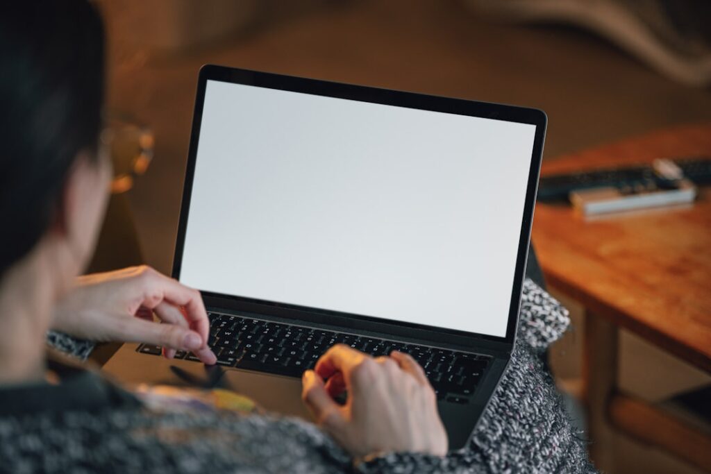 Pessoa utilizando laptop para participar de leilões online de imóveis