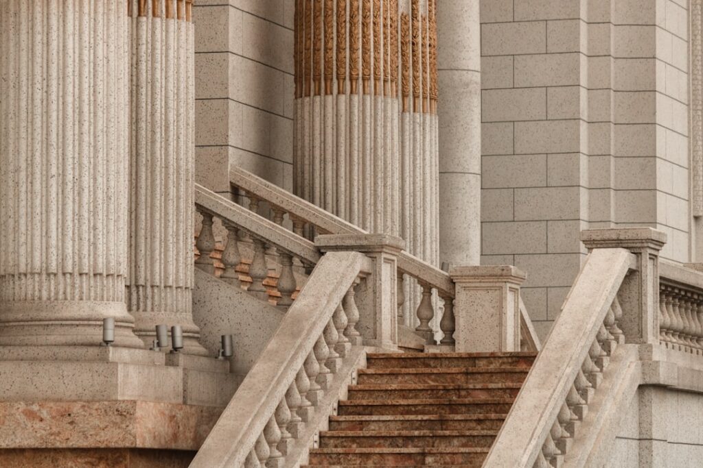 Colunas clássicas e escadaria de edifício institucional representando os cartórios de registro de imóveis