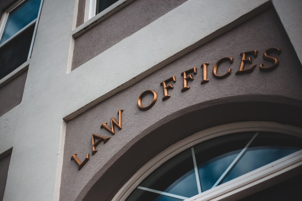 Fachada de escritório jurídico representando as opções de inventário judicial e extrajudicial