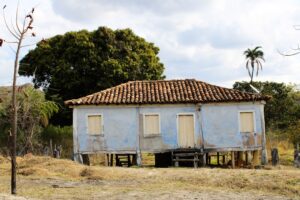 Casa antiga brasileira típica de bairros populares, representando o tipo de imóvel que precisa ser regularizado