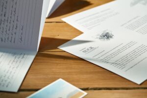 Documentos legais organizados sobre mesa de madeira para inventário imobiliário