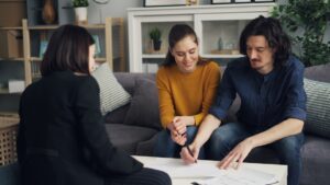 Família em consulta com profissional revisando documentos de inventário - Photo by Unsplash