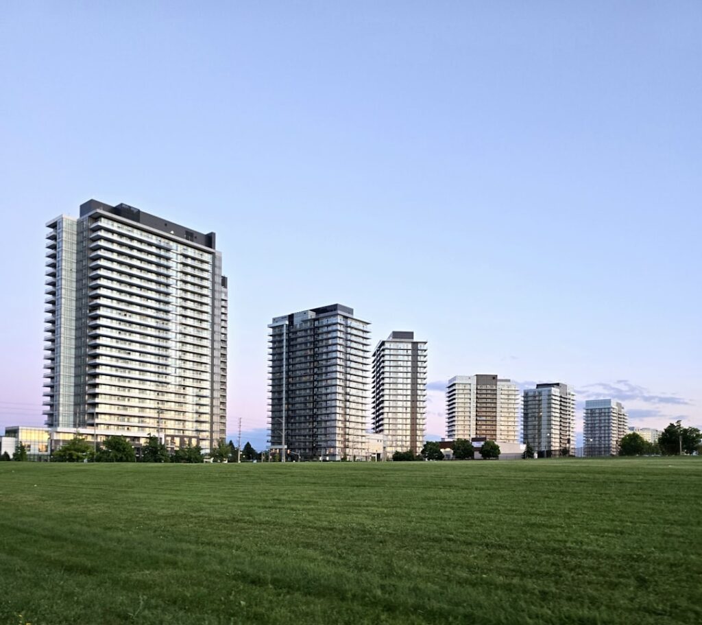 Torres residenciais modernas em condomínio de alto padrão, típicas das transações complexas na Barra da Tijuca