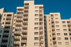 Prédios residenciais modernos representando o mercado imobiliário de leilões