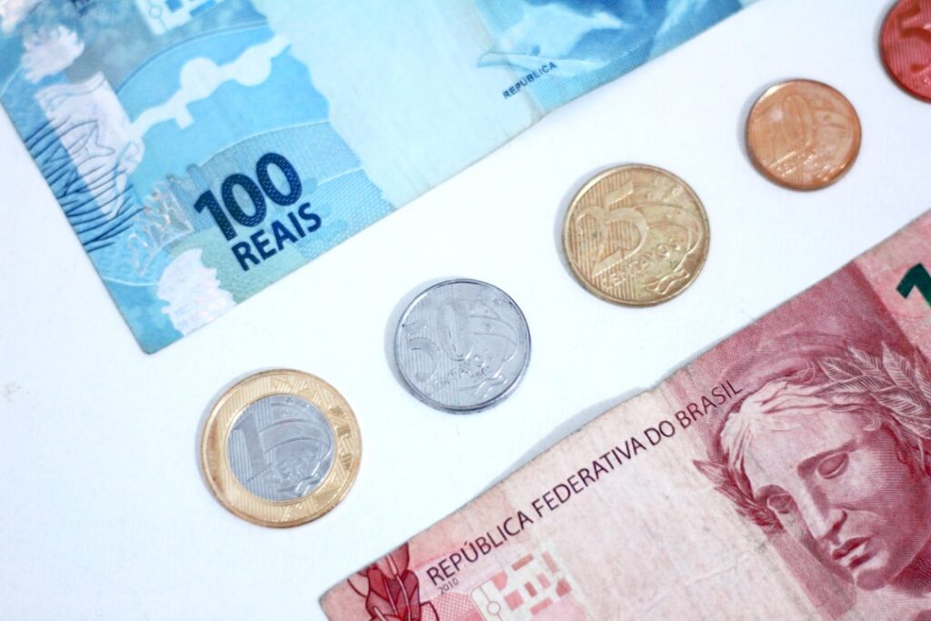 Dinheiro brasileiro - notas e moedas de reais representando custos de consultoria jurídica