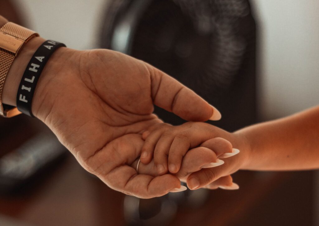 Pai segurando a mão do filho — guarda dos filhos e alimentos no divórcio