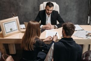 Advogado especialista em planejamento sucessório atendendo casal em escritório jurídico
