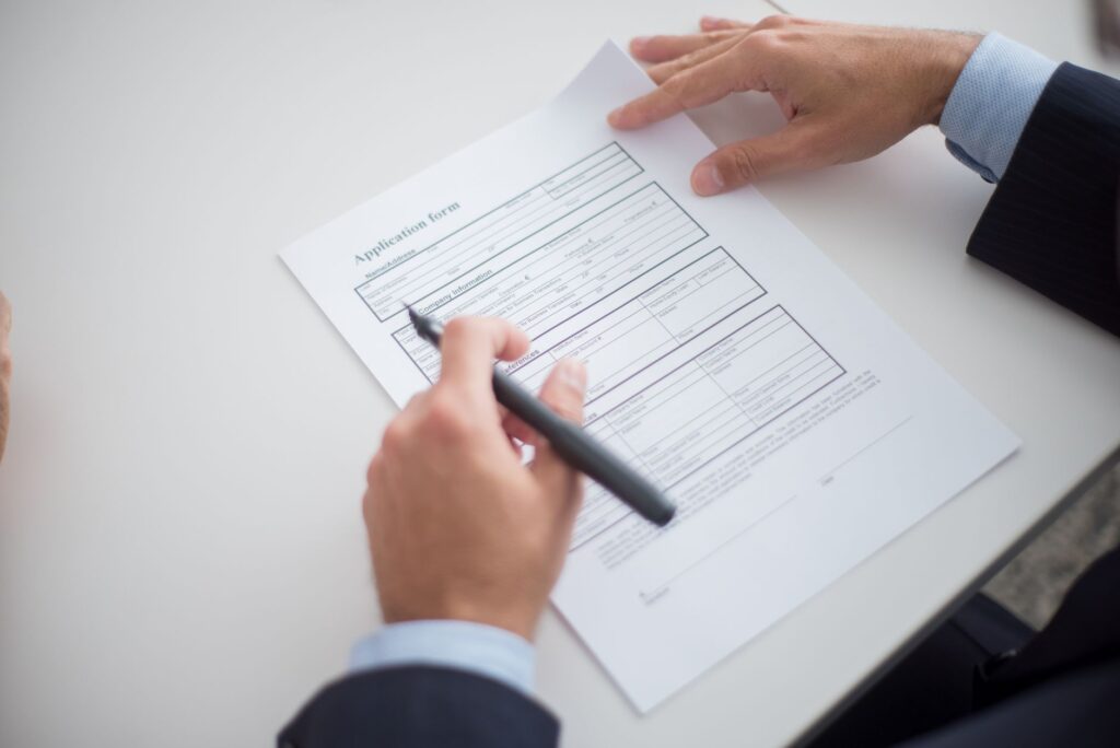 Profissional analisando formulário de requerimento, representando a documentação necessária para solicitar o BPC LOAS