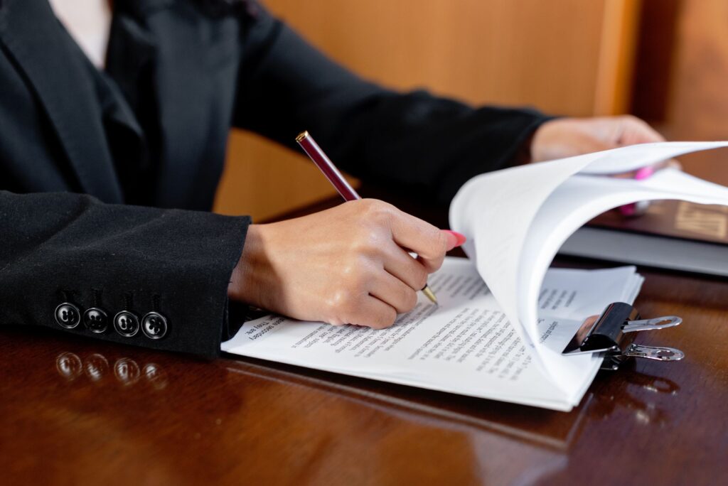 Advogada analisando documentos jurídicos para planejamento sucessório