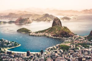 Vista panorâmica do Rio de Janeiro com o Pão de Açúcar e desenvolvimento urbano - Foto de Raphael Nogueira via Unsplash