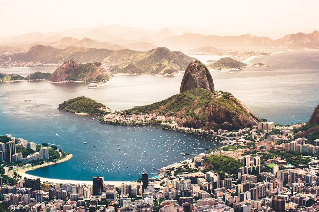 Vista panorâmica do Rio de Janeiro com o Pão de Açúcar e desenvolvimento urbano - Foto de Raphael Nogueira via Unsplash
