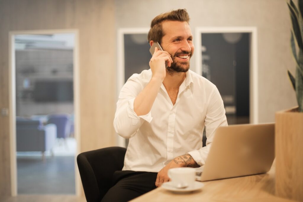 Professional businessman making a phone call, representing the accessibility and personal service provided by Felipe Miranda Advocacia to clients in São Paulo