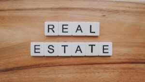 Real estate blocks on wooden background representing usucapião extrajudicial property registration process. Photo by Tierra Mallorca on Unsplash