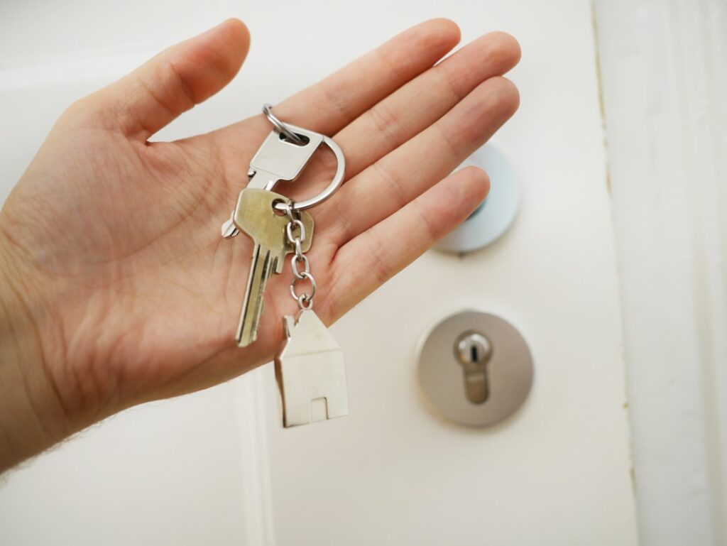 Chave de imóvel sendo entregue após compra e venda com assessoria jurídica imobiliária