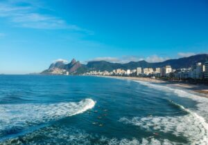Vista da Praia de Ipanema com o Morro Dois Irmãos ao fundo, Rio de Janeiro