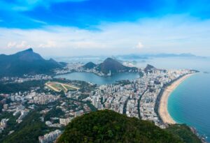Vista aérea do Rio de Janeiro com praia e imóveis urbanos, ilustrando o contexto de usucapião de imóveis no Brasil