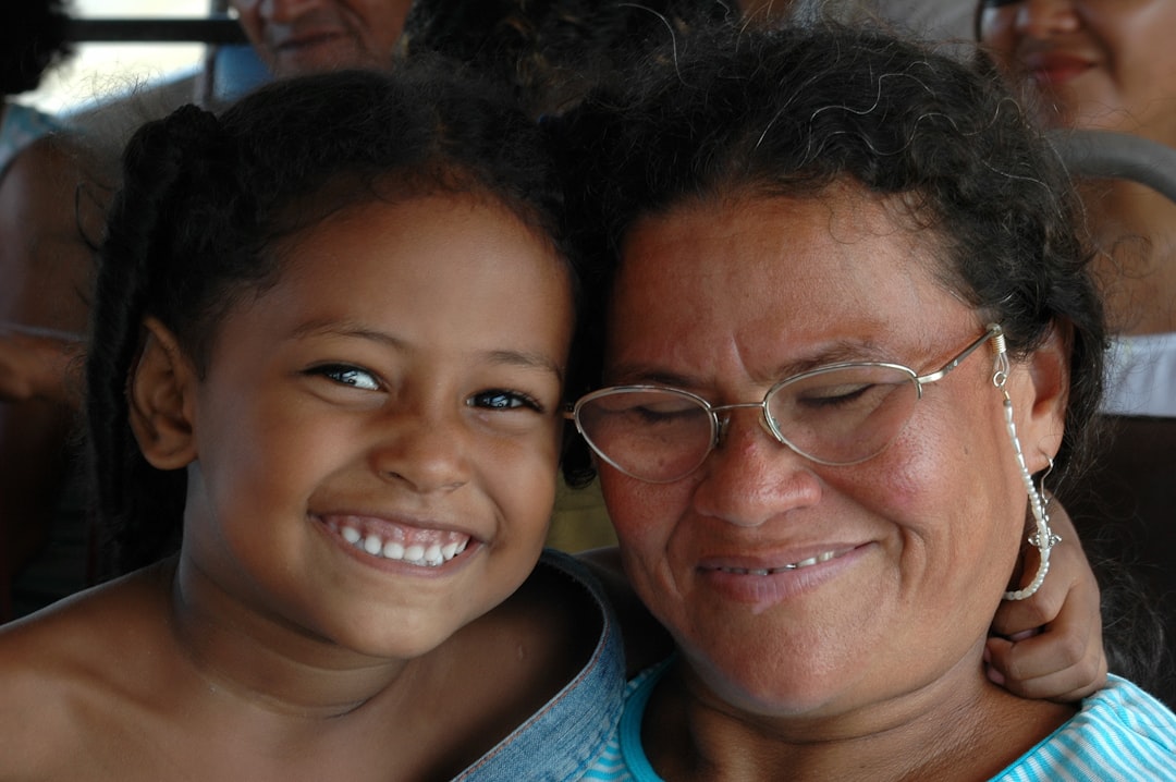 Avó e neta brasileiras sorrindo juntas, representando famílias vulneráveis beneficiárias do BPC LOAS