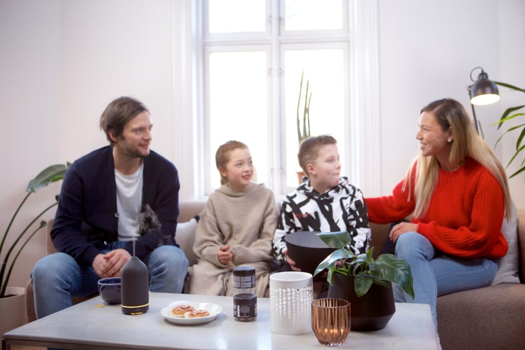 Família em conversa harmoniosa representando diálogo e proteção familiar no direito de família