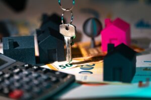 Chaves de casa sobre documentos imobiliários e contratos representando serviços de advocacia em direito imobiliário
