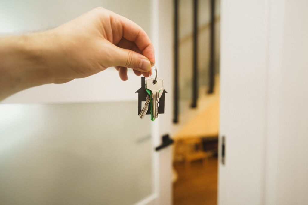 Entrega de chaves de imóvel representando assessoria jurídica em direito imobiliário