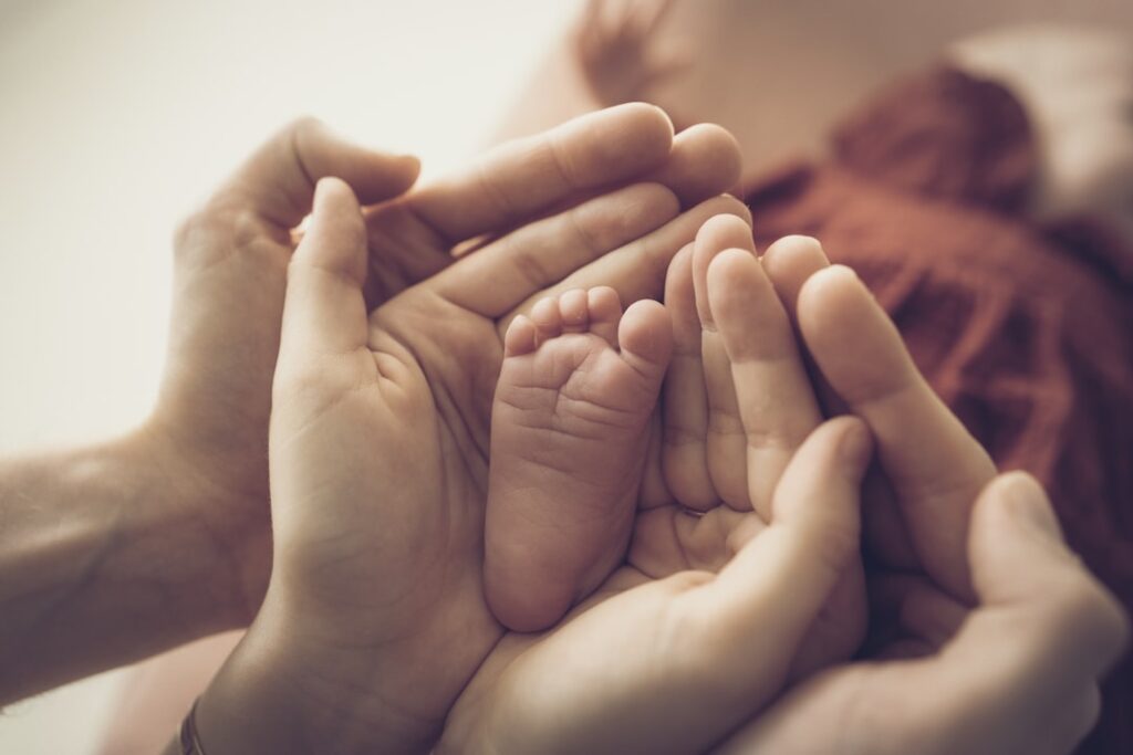 Mãos de família unidas representando proteção familiar em direito de família