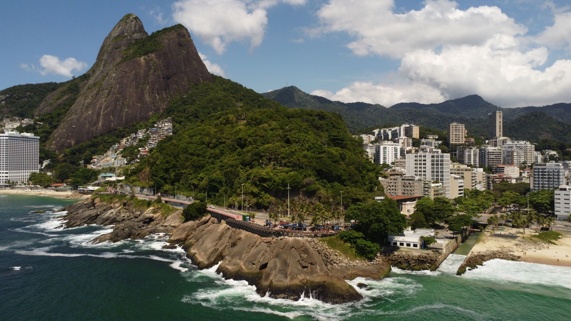 Vista aérea do Leblon e Ipanema com o Morro Dois Irmãos ao fundo, Rio de Janeiro