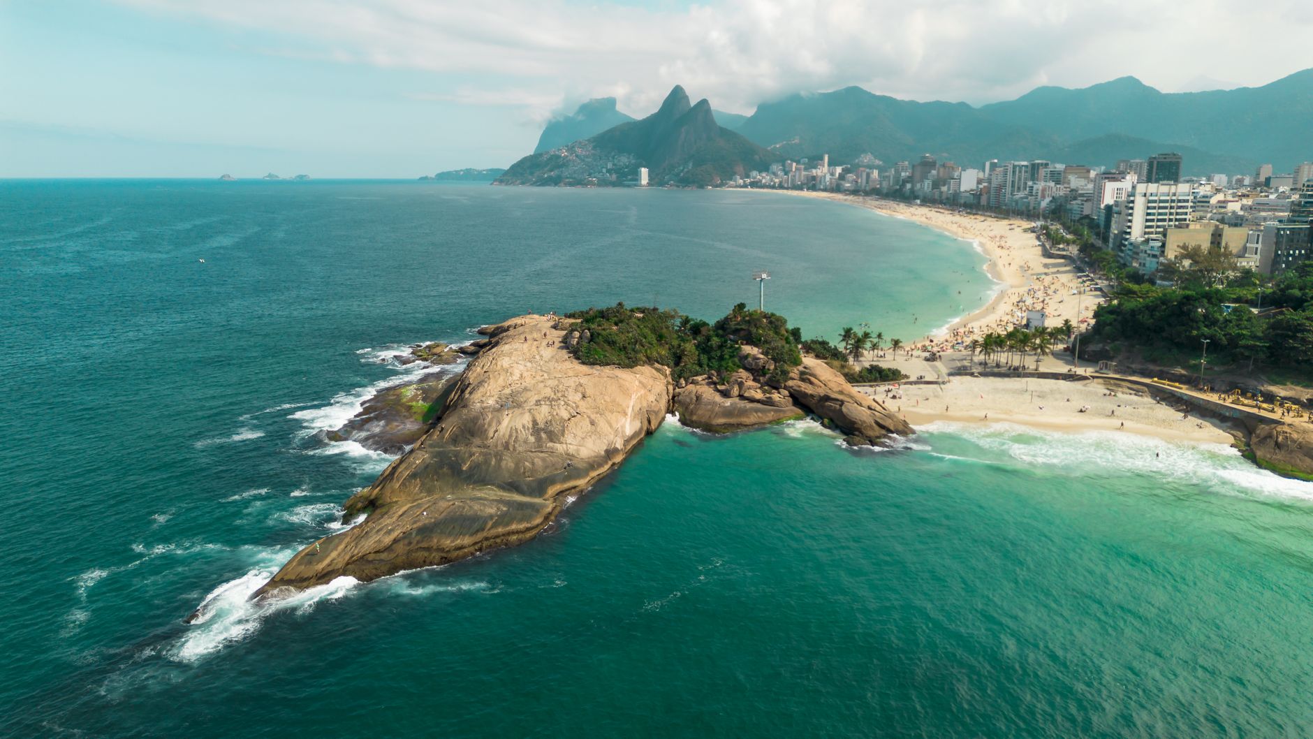 Vista aérea do Leblon e Ipanema no Rio de Janeiro com o Morro Dois Irmãos ao fundo
