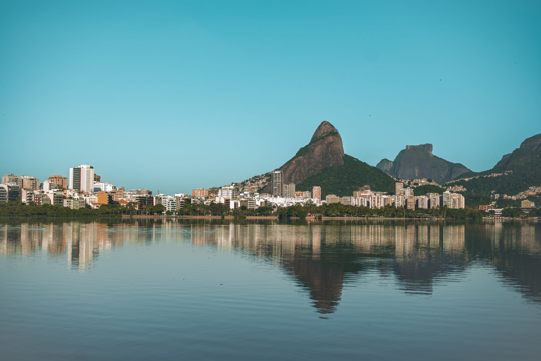 Vista panorâmica da Lagoa Rodrigo de Freitas com o Morro Dois Irmãos ao fundo, no Rio de Janeiro