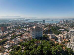 Vista aérea do Centro do Rio de Janeiro com edifícios e a Baía de Guanabara ao fundo