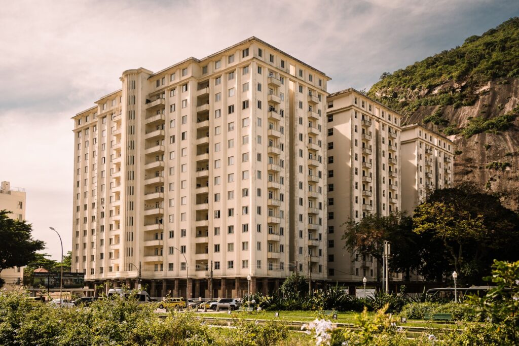 Edifício residencial no Rio de Janeiro com montanha ao fundo, representando imóveis objeto de partilha em divórcio