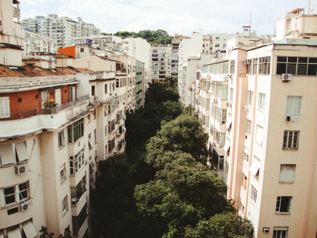 Vista aérea de prédios residenciais no Rio de Janeiro, representando o mercado imobiliário de Jacarepaguá