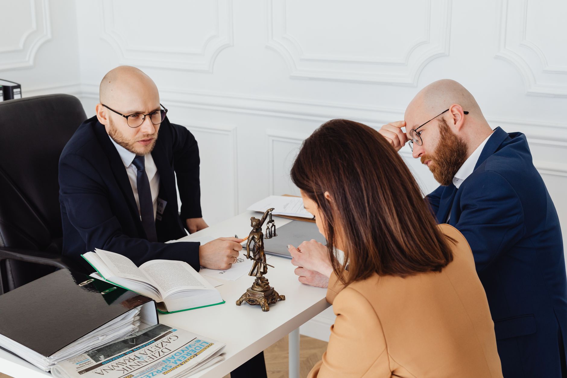 Advogado previdenciário consultando clientes em escritório de advocacia