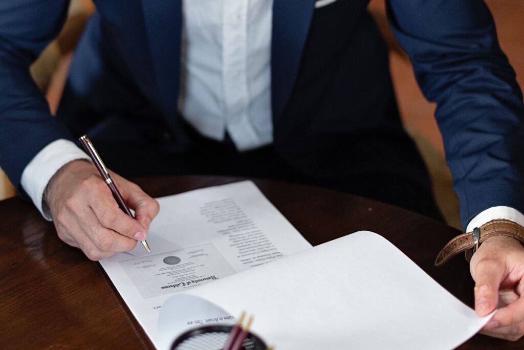Advogado assinando documentos jurídicos relacionados ao planejamento sucessório