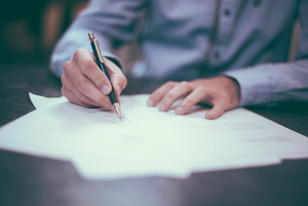 Advogado assinando documentos de planejamento sucessório e herança