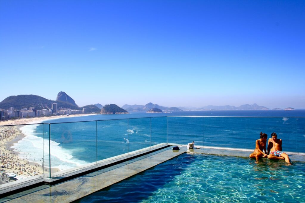 Cobertura de alto padrão com piscina e vista para o mar no Rio de Janeiro, representando o mercado imobiliário de luxo de Ipanema e Copacabana