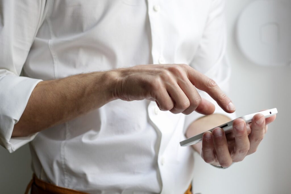 Pessoa usando smartphone para acessar o aplicativo Meu INSS e consultar dados previdenciários