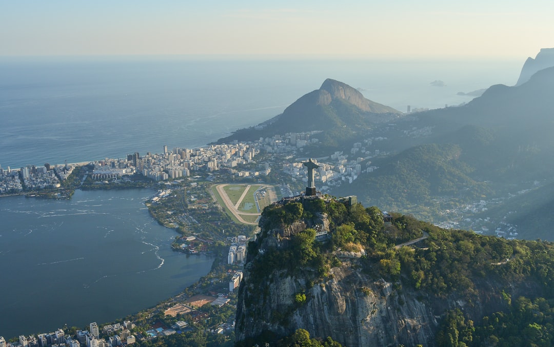 Vista aérea do Rio de Janeiro com o Cristo Redentor, representando atendimento de advogado previdenciário na Barra da Tijuca, RJ