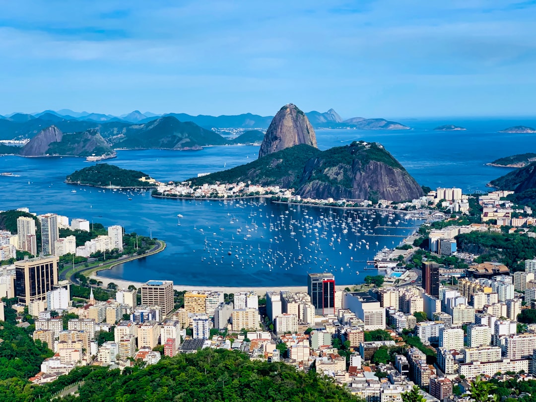 Vista aérea do Rio de Janeiro com o Pão de Açúcar ao fundo, ilustrando o mercado imobiliário da cidade