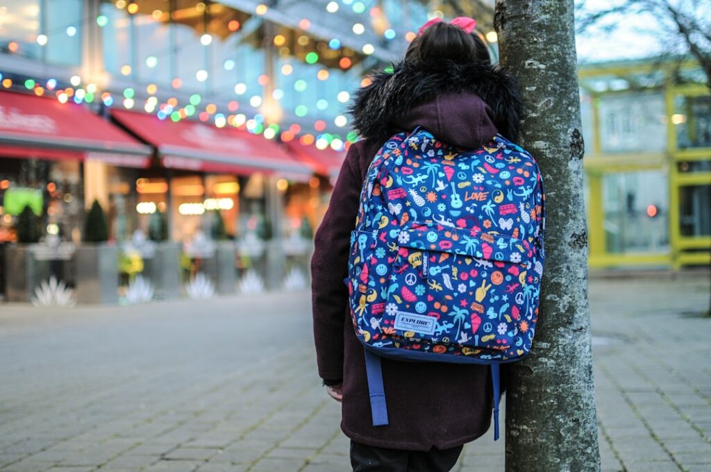 Criança com mochila escolar colorida, representando as despesas com educação que compõem o cálculo da pensão alimentícia