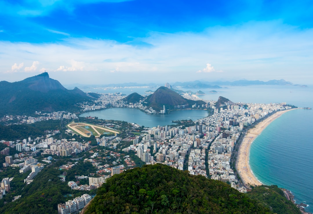 Vista aérea do Leblon e Ipanema, Rio de Janeiro, com praia e orla