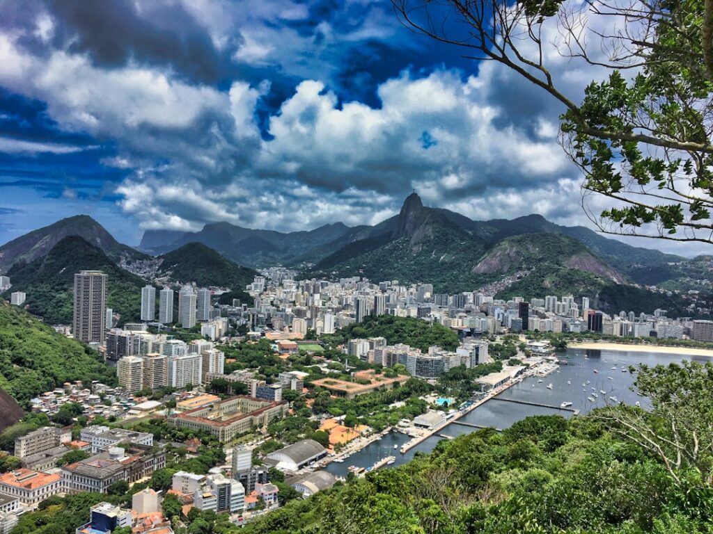 Vista aérea do Rio de Janeiro com imóveis e edifícios residenciais na Barra Olímpica