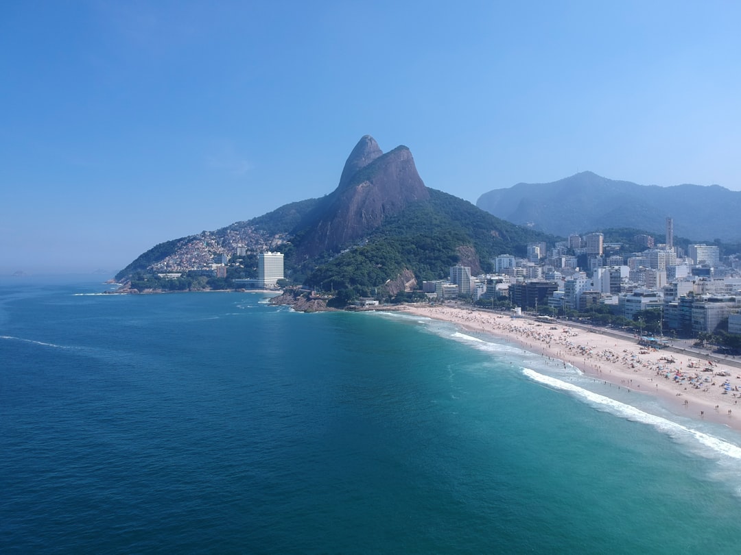 Vista aérea da Praia de Ipanema com o Morro Dois Irmãos ao fundo, Rio de Janeiro
