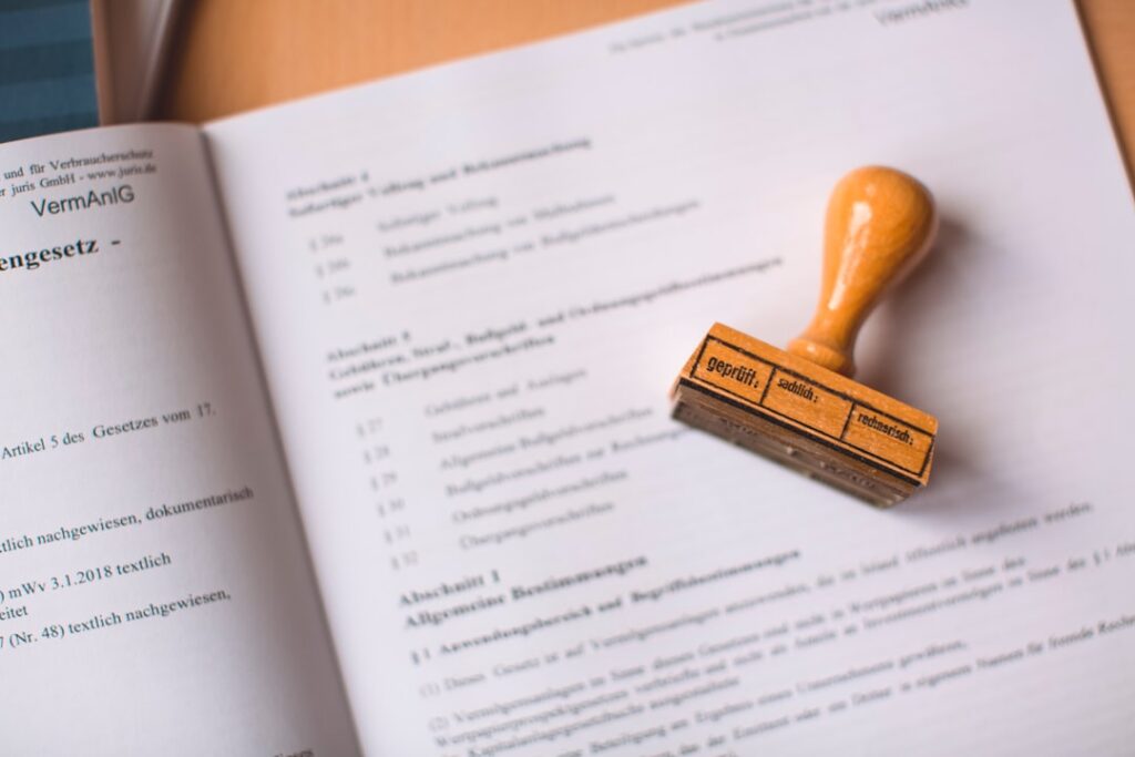 Documentos imobiliários com carimbo de verificação representando a due diligence jurídica