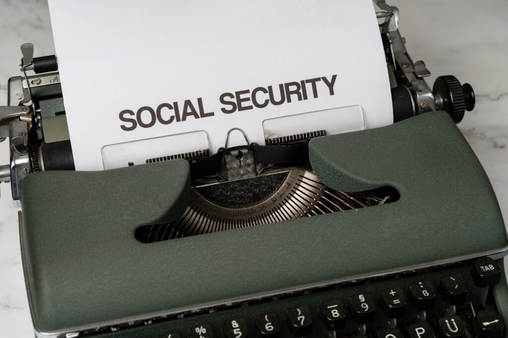 Máquina de escrever com papel escrito Social Security, representando os tipos de aposentadoria pelo INSS